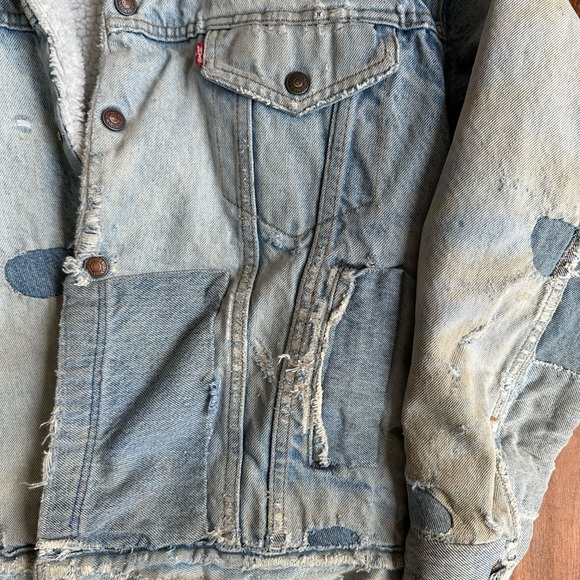 Levi's Distressed THRASHED Denim Trucker Jacket with Sherpa Lining - Picture 2 of 12